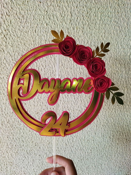 Topo de bolo dourado com rosetas