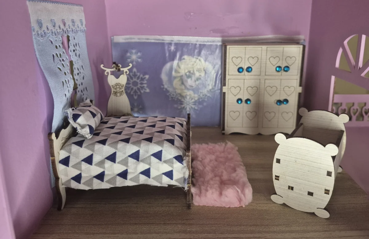 Casa casinha de bonecas tema Frozen com iluminação e decorações - Imagem 4