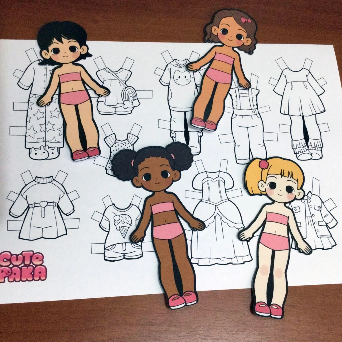 Kit com 4 Bonecas de Papel Troca Roupinha com roupinhas para colorir e recortar
