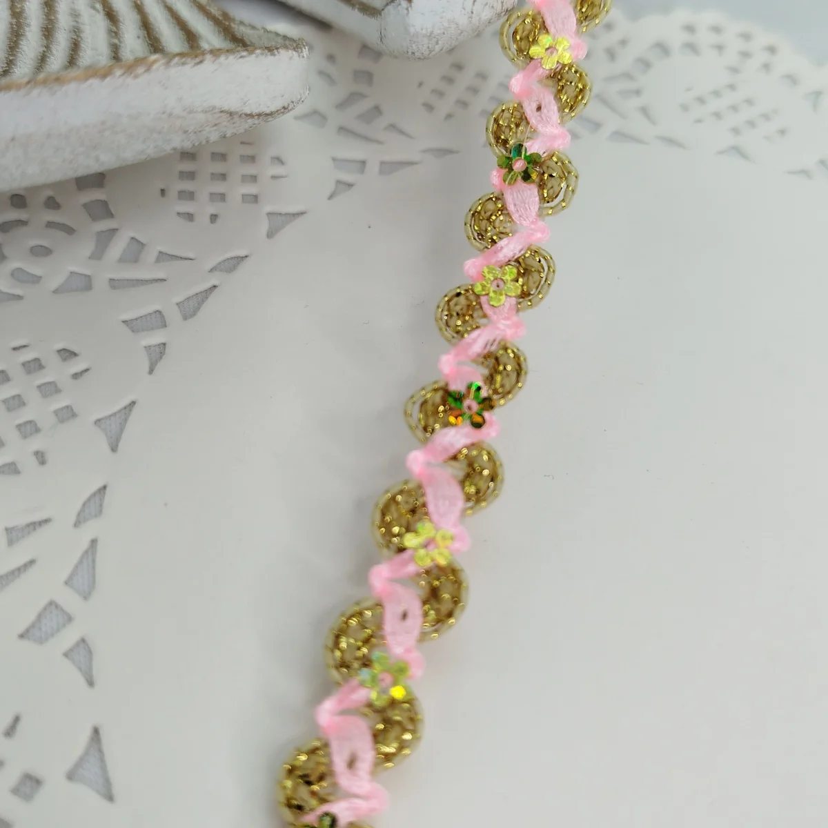 Passamanaria Galão Metalizado Dourado com Rosa | Venda por Metro | Artesanato e Scrap - Imagem 1
