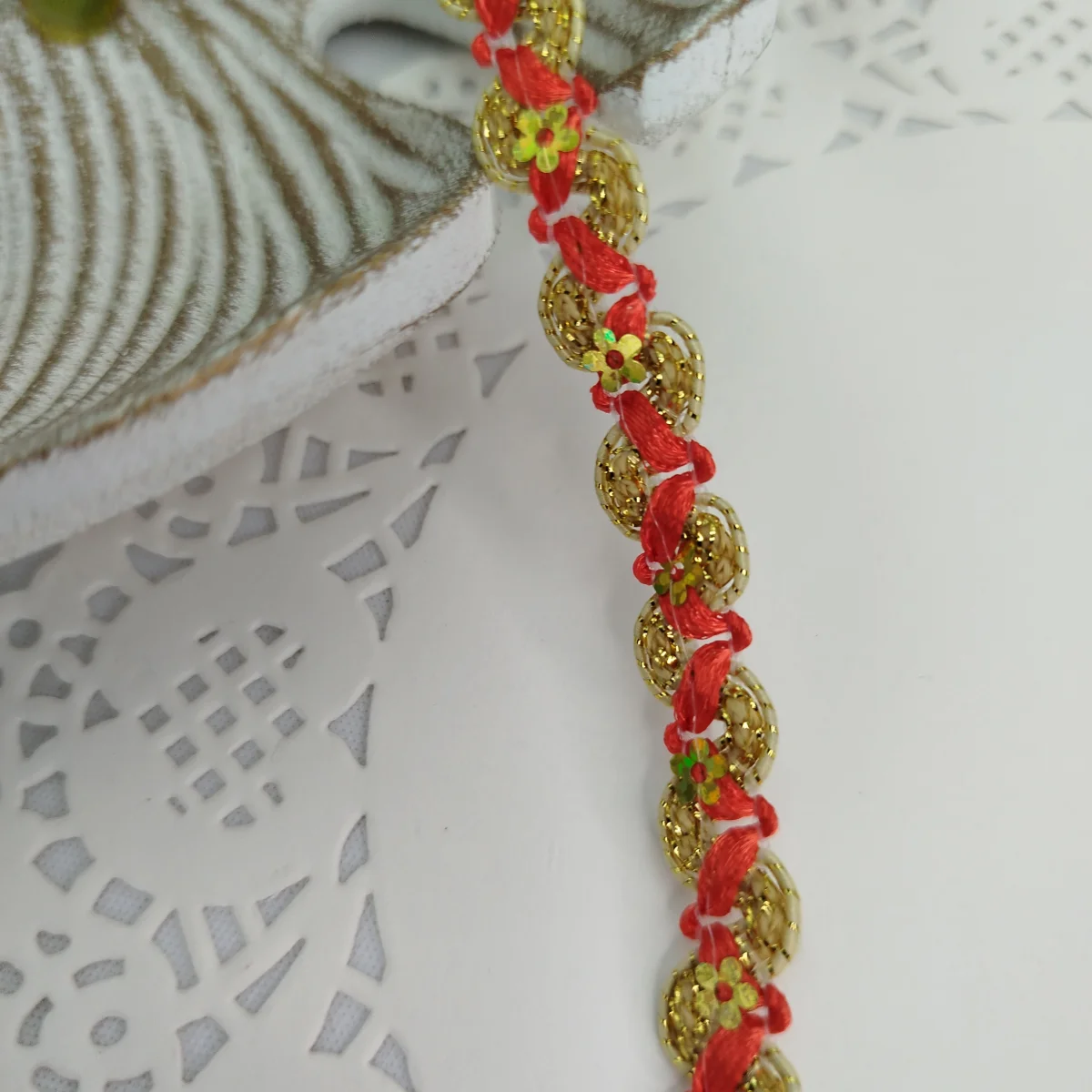 Galão Decorativo Dourado com Vermelho Claro - Artesanato, Scrap e Decoração | Venda a Metro - Imagem 7