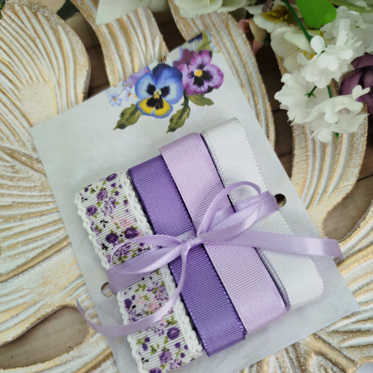 kit de 4 fitas: poliester estampa floral lilas com bordas trabalhadas + fitas lisas