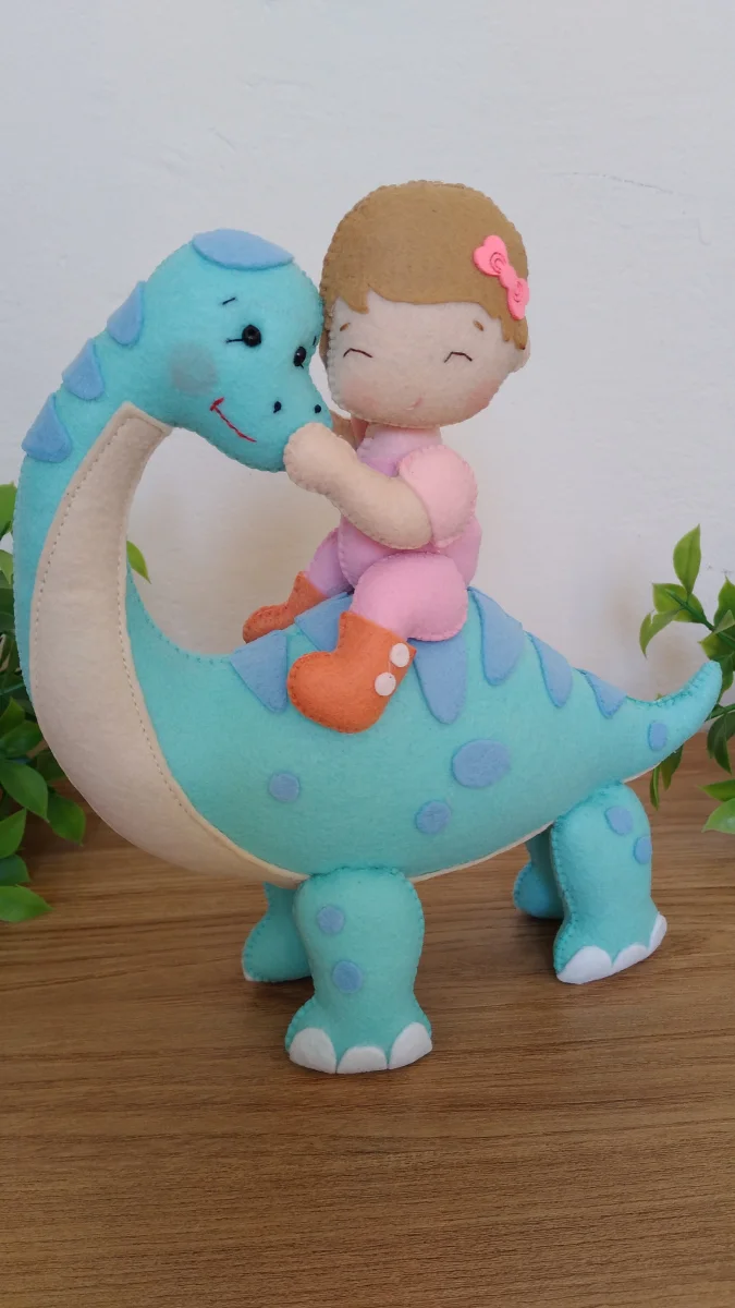 Dinossauro com garotinha em feltro