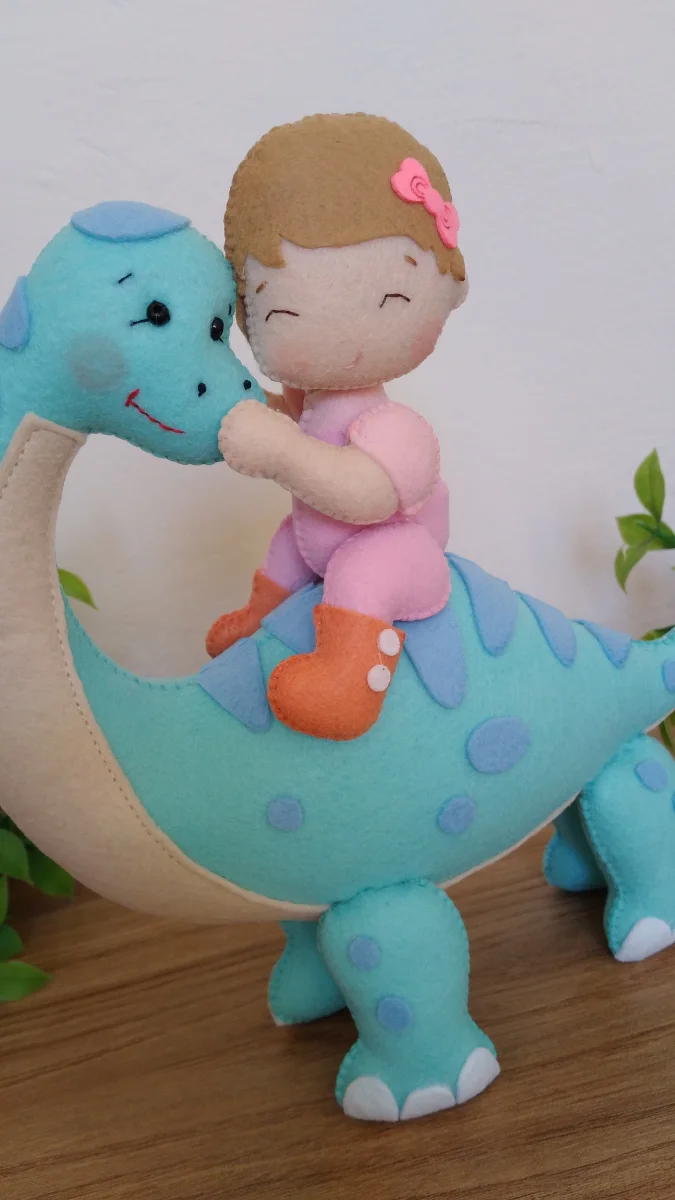 Dinossauro com garotinha em feltro - Imagem 2