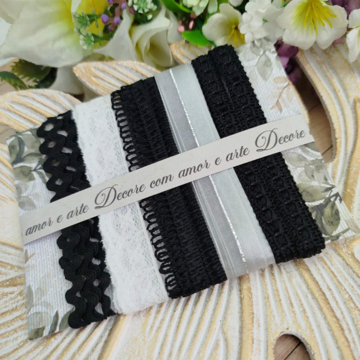 Kit aviamentos preto, branco e prata com sianinha, passamanaria, renda e fita