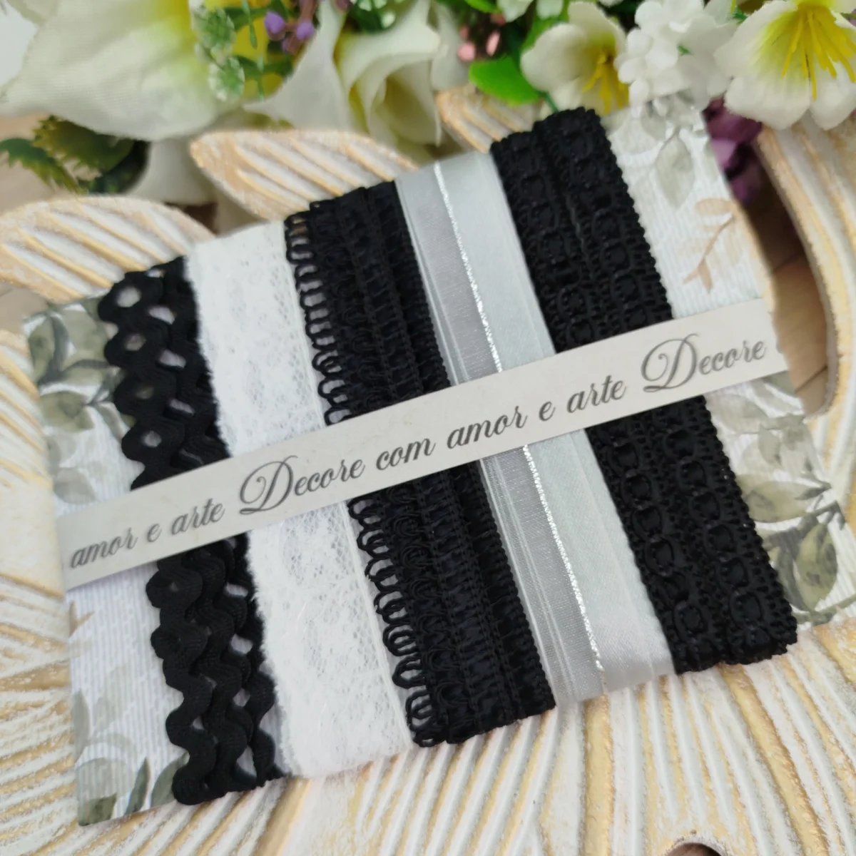 Kit aviamentos preto, branco e prata com sianinha, passamanaria, renda e fita - Imagem 2