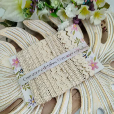 Kit de aviamentos bege e cru: sianinha, passamanaria, ponto curva e renda de algodão.