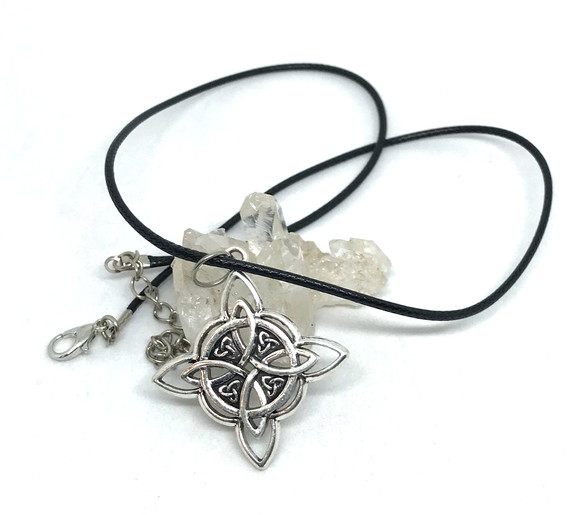 Cordão Colar com Triquetra Pingente Prateado Modelos 2 - Imagem 4