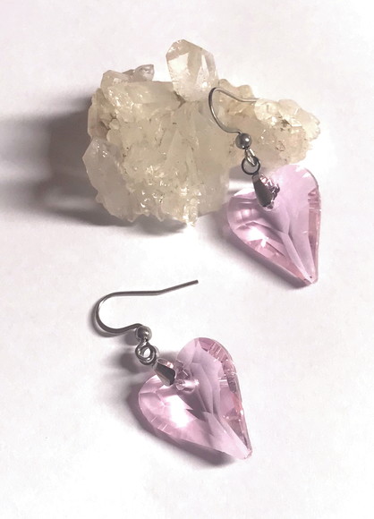 Brinco Aço Inox com Coração de Cristal Vermelho ou Rosa