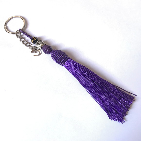 Chaveiro Prateado com Tassel Tulipa Buda .. Simbolo Om....