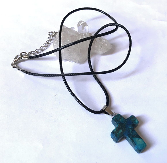 Cordão Colar com Pingente Crucifixo Pedras Variadas