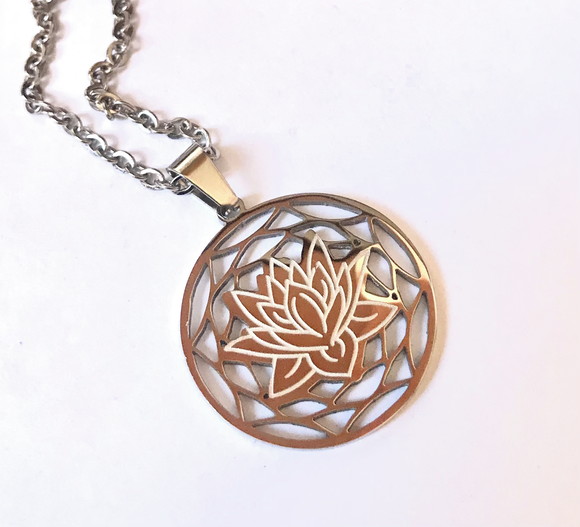 Corrente com Pingente em Aço Inox Flor de Lotus