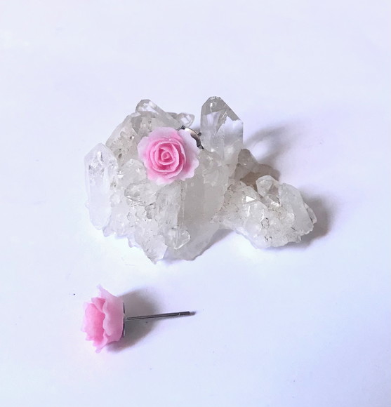 Brinco Flor Resina e Pino Aço Inoxidavel