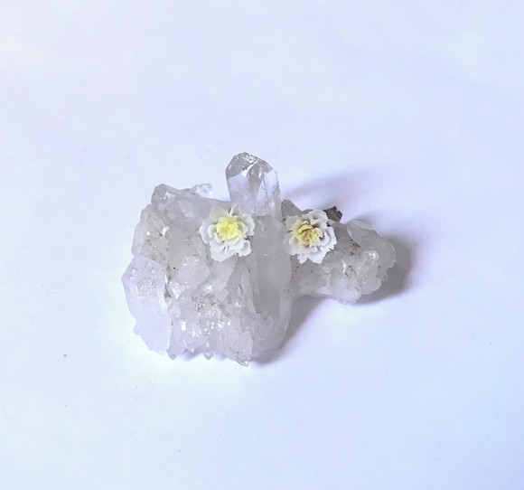 Brinco Flor Resina e Pino Aço Inoxidavel