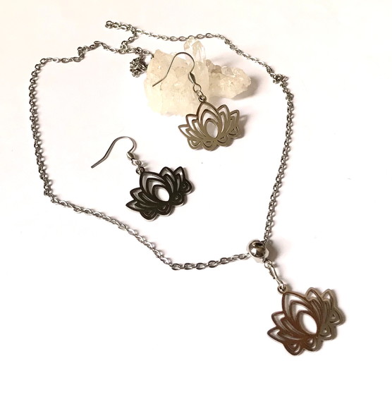 Conjunto Brincos e Corrente com Pingente em Aço Inox Lotus