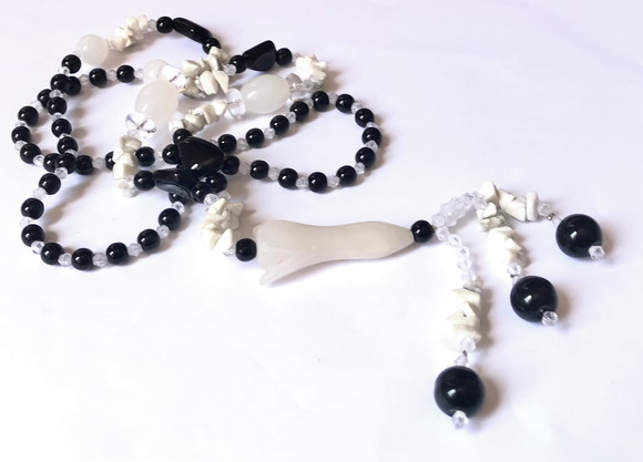 Colar com Contas Resina Preto e Branco