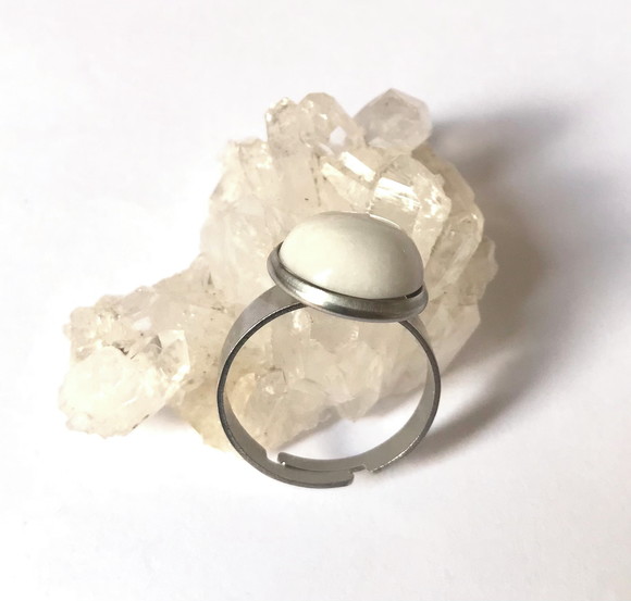 Anel Ajustável em Aço Inox com Agata Branca Cabochão