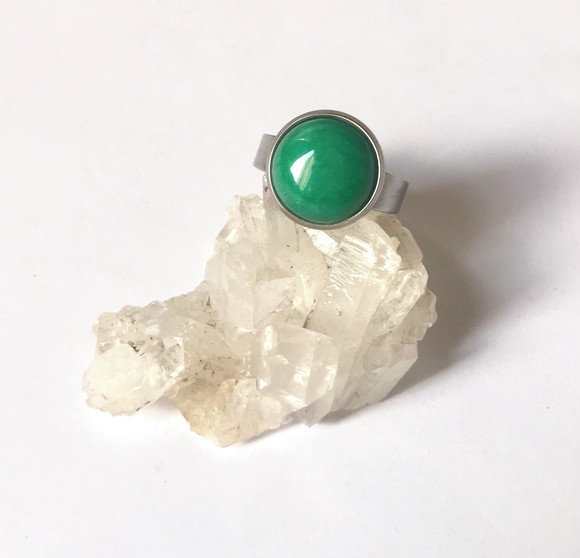 Anel Ajustável em Aço Inox com Jade Verde Cabochão