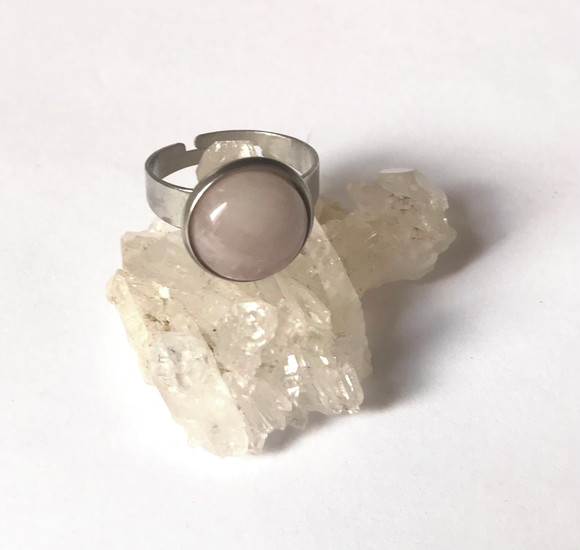 Anel Ajustável em Aço Inox com Quartzo Rosa Cabochão