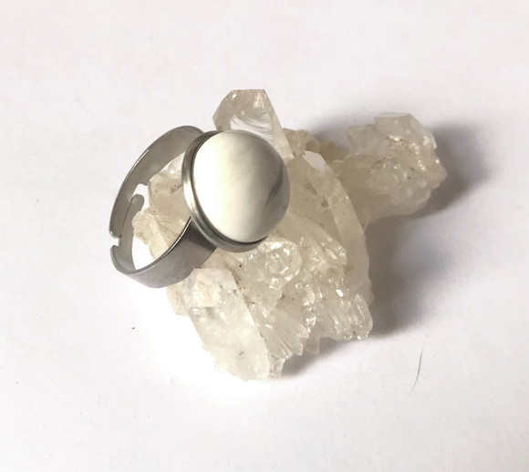 Anel Ajustável em Aço Inox com Howlita Cabochão