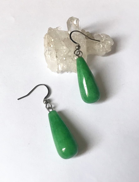 Brinco com Gota Jade Verde e Gancho em Aço Inoxidável