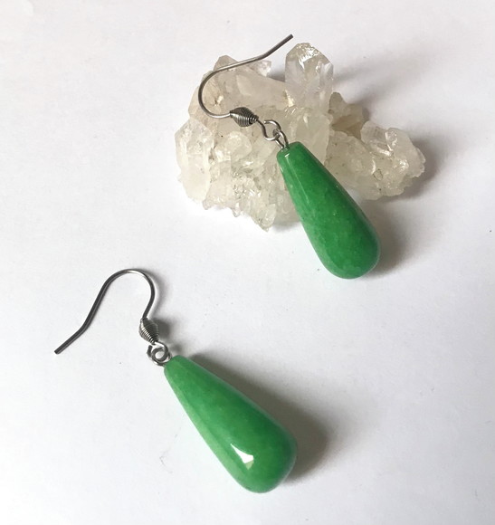 Brinco com Gota Jade Verde e Gancho em Aço Inoxidável