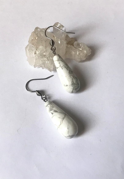 Brinco com Gota Howlita e Gancho em Aço Inoxidável