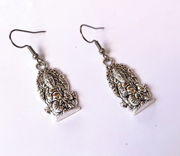 Brinco com Ganesha Metal Prateado e Gancho em Inox
