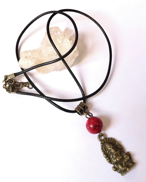 Cordão Colar com Howlita Vermelha e Ganesha Ouro Velho