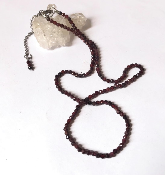 Colar Choker com Granadas Facetadas e Inox