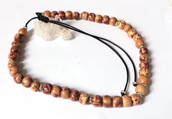 Choker Colar Ajustavel com Madeira Decorada e Fio de Seda