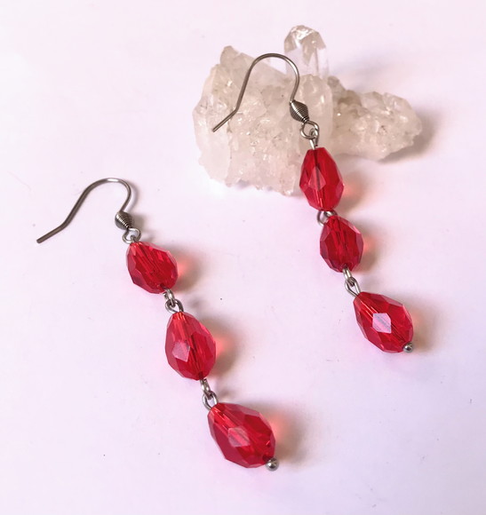 Brinco Cristal Vermelho Facetado em Gota e Acabamento Inox