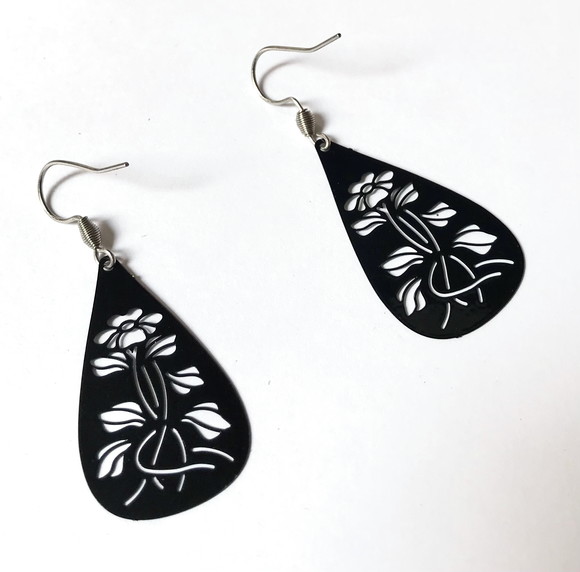 Brinco Gota Negra com Desenho de Flores e Aço Inoxidavel
