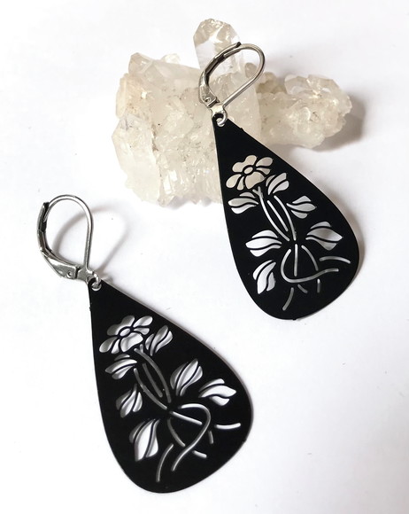 Brinco Gota Negra com Desenho de Flores e Aço Inoxidavel