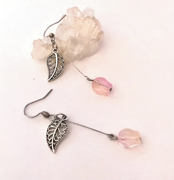 Brinco Flor de Cristal Rosa Claro e Aço Inox