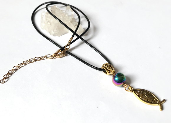Cordão Colar com Hematita e Pingente Jesus em Dourado