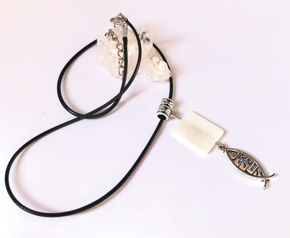 Cordão Colar com Madreperola e Palavra Jesus