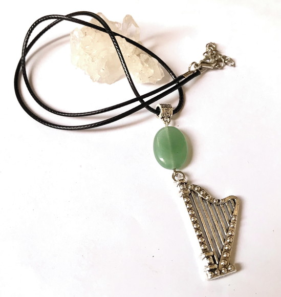 Cordão Colar com Quartzo Verde e Harpa