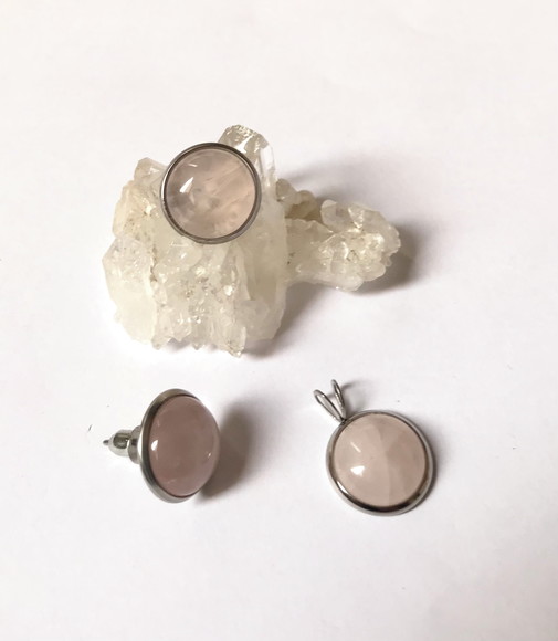 Conjunto Brincos e Pingente Quartzo Rosa Cabochao Aço Inox