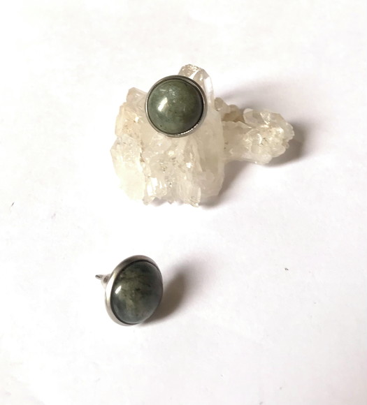Brinco Labradorita Cabochão e Pino de Aço Inox