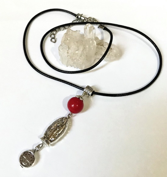 Cordão Colar com Howlita Vermelha / Nossa Senhora