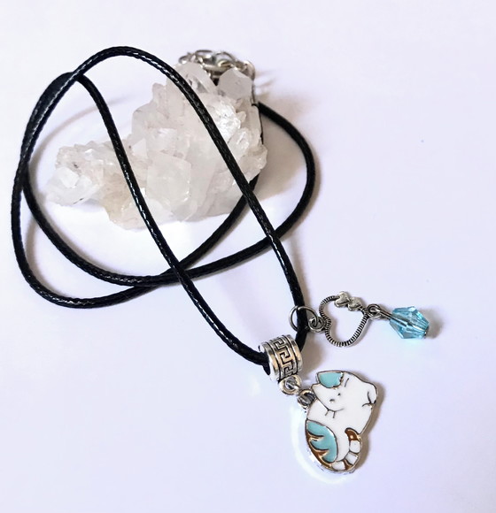 Cordão Colar com Gatinho em Prateado e Cristal Azul