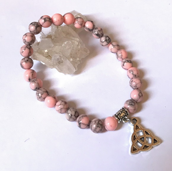 Pulseira Japamala 27 Contas Howlita Rosa e Triquetra