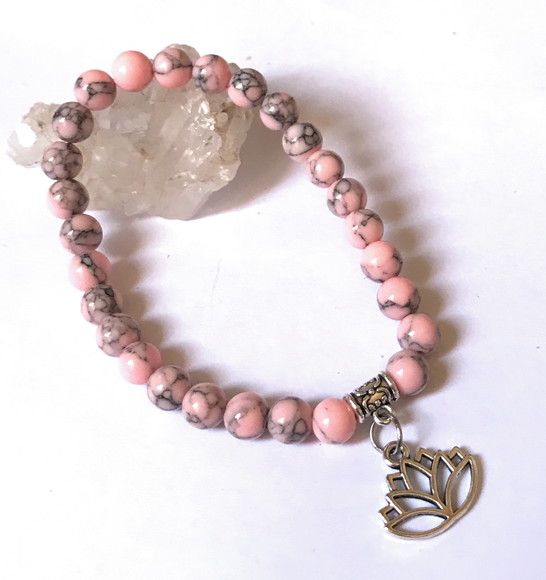 Pulseira Japamala 27 Contas Howlita Rosa e Flor de Lotus - Imagem 2