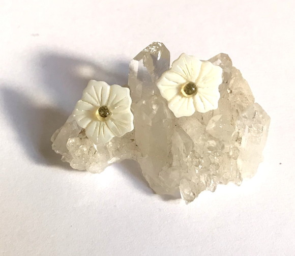 Brinco Flor de Madreperola com Miolo de Citrino e Aço Inox