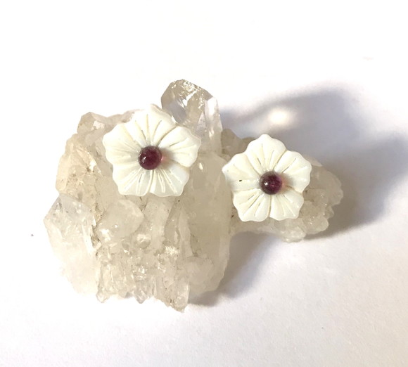 Brinco Flor de Madreperola com Miolo de Granada e Aço Inox