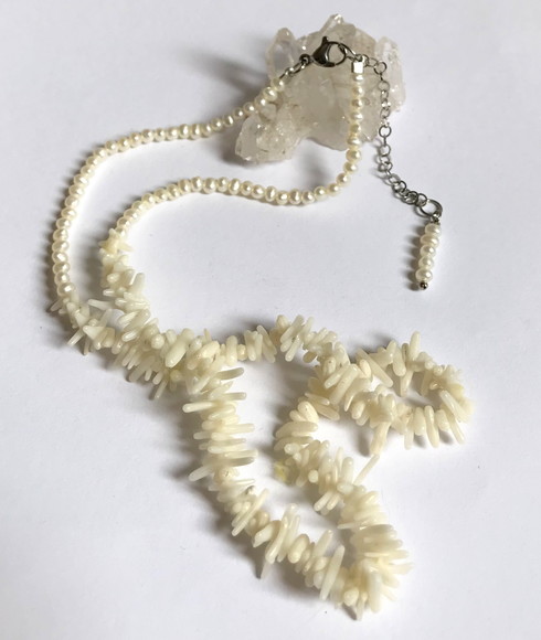 Colar Choker com Coral em Gravetos Perolas e Aço Inox
