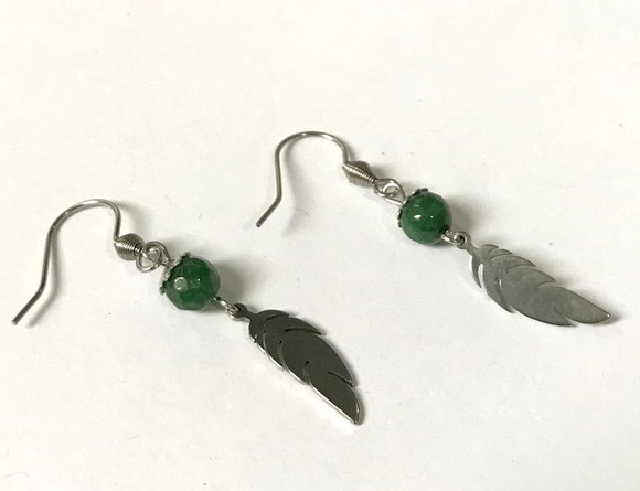 Brinco Jade Facetada com Pena e Gancho Aço Inox