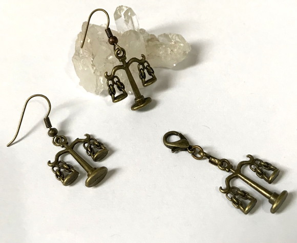 Conjunto Brinco e Pingente Simbolo Direito em Metal Bronze