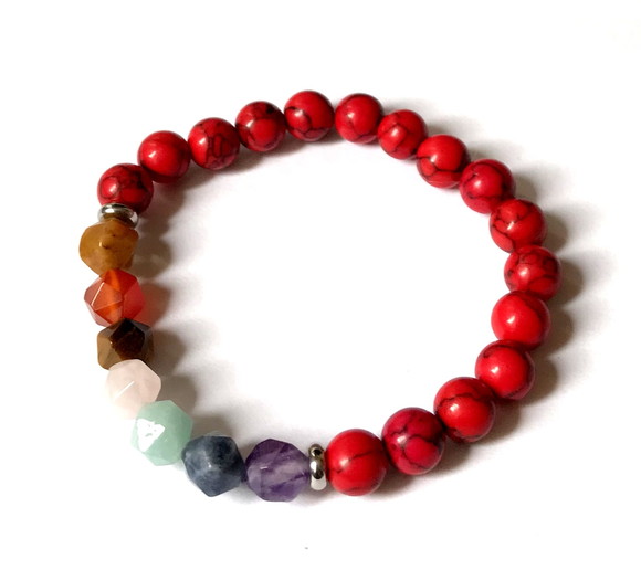 Pulseira 7 Chakras Howlita Vermelha e 7 Pedras Facetadas